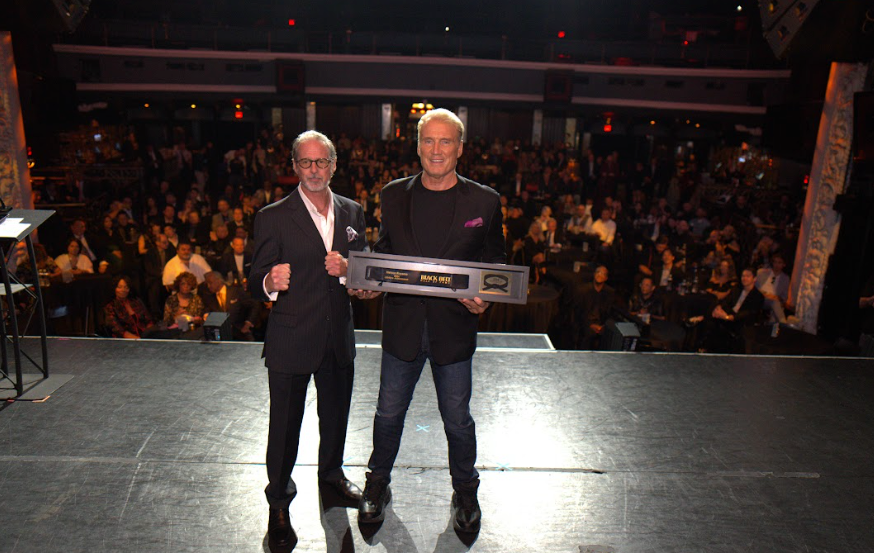 Dolph Lundgren receiving the award for Hatsuo Royama
