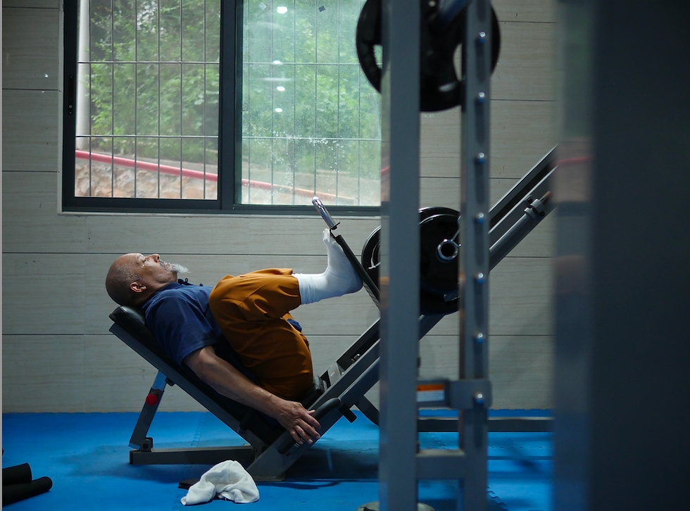 man doing leg curl