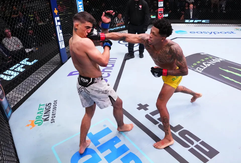 Vinicius Oliveira’s Flying Knee Against Benardo Sopaj (UFC 307)