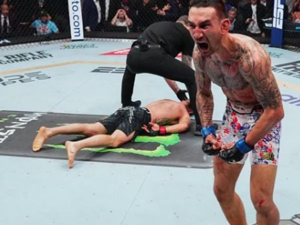 Max Holloway Knocks Out Justin Gaethje (UFC 300)